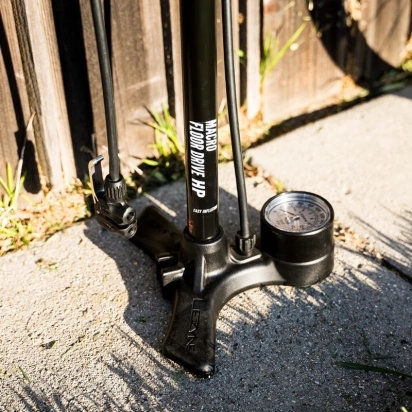 PUMPA PODNA MACRO DRIVE ABS MATT BLACK LEZYNE