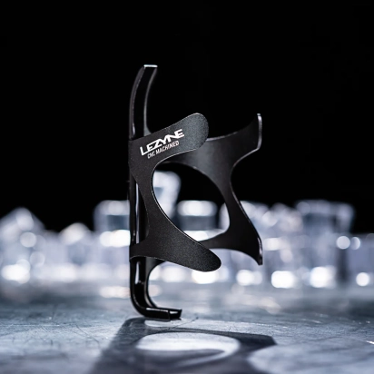 DRŽAČ ZA BIDON CNC AL MATTE BLACK LEZYNE